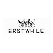 Logo di Erstwhile con disegno stilizzato di tre ciclisti sopra la scritta Erstwhile. Sfondo bianco.