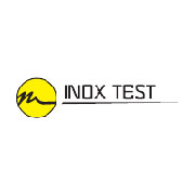 Logo di INOX TEST con un simbolo giallo e nero stilizzato a sinistra, su sfondo bianco.